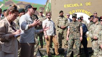 Secretario de Defensa de Estados Unidos durante su visita a Panamá realizó una gira por la escuela de supervivencia en selva ubicada en Colón.