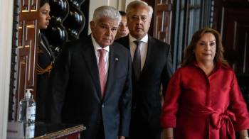 El presidente de Panamá, José Raúl Mulino (i), asiste a una reunión junto a la presidenta de Perú, Dina Boluarte, este viernes en el Palacio de Gobierno en Lima.