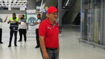 López dijo que a él no le han comunicado sobre alguna orden de conducción.