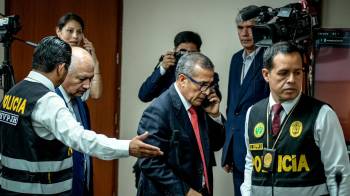 El expresidente de Perú Ollanta Humala (c) es retirado por integrantes de la Policía Nacional de Perú tras oír su sentencia este martes, en Lima (Perú). EFE/ John Reyes Mejia