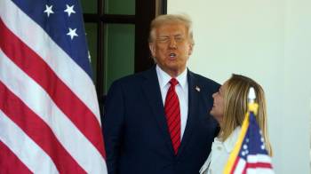 El presidente de EE.UU., Donald Trump (izq.), saluda a la primera ministra italiana, Giorgia Meloni, en la Casa Blanca, Washington D. C.