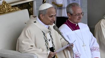 Papa León XIV al momento de leer su homilía a los presentes.