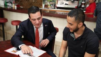 El histórico Café Coca Cola y las calles del Casco Viejo fueron parte del recorrido cultural del embajador Cabrera en su visita a Panamá.