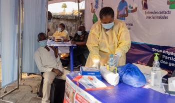 Personal médico se prepara para inocular a una persona contra la viruela y el mpox con una vacuna elaborada por la farmacéutica danesa Bavarian Nordic en un inicio simbólico de la campaña de vacunación contra el mpox en el Hospital General de Goma, en Goma, República Democrática del Congo