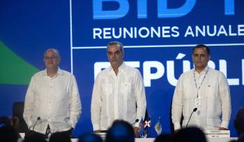 El presidente del Banco Interamericano de Desarrollo (BID), Ilan Goldfajn (i), el presidente de República Dominicana, Luis Abinader (c), y el ministro de Hacienda de República Dominicana, José Manuel Vicente (d), participan en la Asamblea de Gobernadores del Banco Interamericano de Desarrollo (BID), este sábado en Punta Cana (República Dominicana).