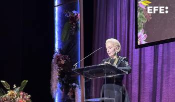 La diseñadora venezolana Carolina Herrara recibe un reconocimiento en la XXXVII edición de los premios de la Fundación Herencia Hispana este jueves, en el Kennedy Center en Washington (EE. UU).