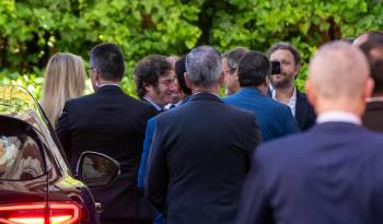 El presidente de Argentina, Javier Milei (c), llega a la residencia del embajador argentino en España para mantener un encuentro con directivos de empresas españolas este sábado en Madrid. EFE/ Fernando Villar
