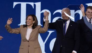 El presidente de Estados Unidos, Joe Biden (d), es recibido por la candidata presidencial demócrata a la vicepresidencia de Estados Unidos, Kamala Harris (i), tras el discurso de Biden durante la noche inaugural de la Convención Nacional Demócrata.