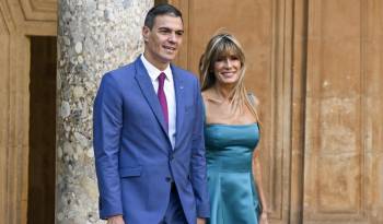 Foto archivo del presidente del Gobierno Pedro Sánchez acompañado de su esposa Begoña Gómez.