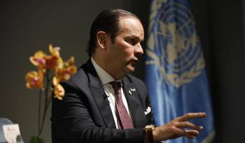 El ministro de Relaciones Exteriores de Panamá, Javier Martínez-Acha, habla en una entrevista con EFE el jueves 14 de noviembre en Cuenca.