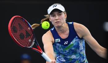 La kazaja Elena Rybakina durante su semifinal del torneo de Brisbane contra la checa Linda Noskova. EFE/EPA/JONO SEARLE