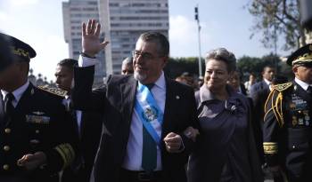 El presidente de Guatemala, Bernardo Arévalo de León (c), en una fotografía de archivo.