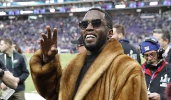 Fotografía de archivo del 4 de febrero de 2018 de Sean ‘Diddy’ Combs, saludando antes del inicio del Super Bowl LII en el US Bank Stadium, en Minneapolis, Minnesota (Estados Unidos).