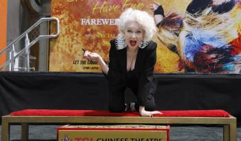 La cantante y compositora estadounidense Cyndi Lauper posa después de colocar sus manos sobre una losa de cemento húmedo durante la ceremonia de huellas y huellas en su honor este marte en el Teatro Chino TCL en los Ángeles, California, Estados Unidos.