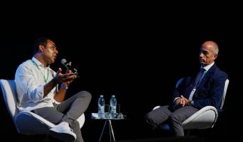 El presidente de la organización G10 Favelas, Gilson Rodrigues (Izq.), junto al representante del PNUD en Brasil, Claudio Providas, en el segundo día del II Foro Latinoamericano de Economía Verde.