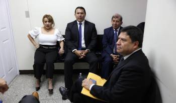 De izq. a der. los magistrados electorales de Guatemala, Irma Palencia, Gabriel Aguilera, Mynor Franco y Ranulfo Rojas, esperan en un juzgado para ser atendidos por un juez.