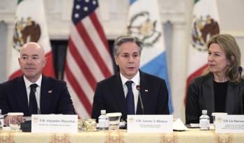 El secretario de Estado de EE.UU., Antony Blinken (d), junto al secretario de Seguridad Nacional, Alejandro Mayorkas (i), y la asesora de Seguridad Nacional, Liz Sherwood (d), habla durante una reunión trilateral entre Estados Unidos, México y Guatemala.