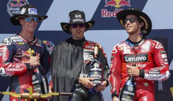(i-d) Los pilotos Pedro Acosta, Maverick Viñales y Enea Bastianini, tras competir en el Gran Premio de las Américas de MotoGP, este 14 de abril de 2024, en Austin, Texas (EE.UU.). EFE/ Adam Davis