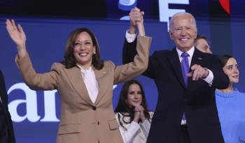 El presidente de Estados Unidos, Joe Biden, y la vicepresidenta, Kamala Harris, saludan a la audiencia en la apertura de la DNC.