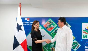 El ministro encargado del Mida, Alexis Pineda, y la embajadora de Argentina en Panamá, Sandra Rosana Pitta