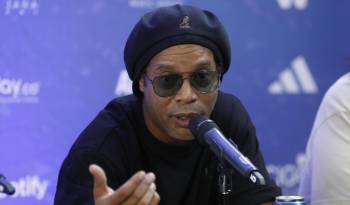 Fotografía de archivo, tomada el pasado 15 de mayo, en la que se registró al legendario exfutbolista brasileño Ronaldinho Gaúcho, durante una rueda de prensa, en Guarne (Colombia).
