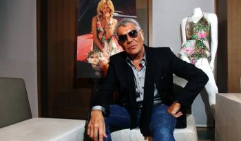 El diseñador de moda italiano Roberto Cavalli murió en su casa de Florencia a la edad de 83 años, anunció su familia.