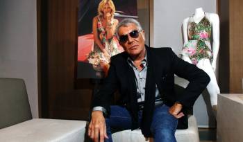 El diseñador de moda italiano Roberto Cavalli murió en su casa de Florencia a la edad de 83 años, anunció su familia.