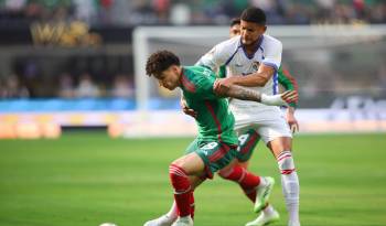 Jorge Sánchez (izq.) y Andrés Andrade (der.) durante un partido entre México y Panamá.