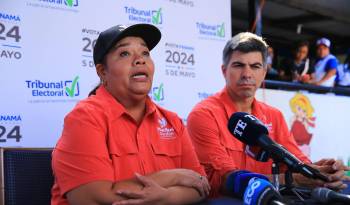 Candidata a la presidencia, Maribel Gordón, junto a Richard Morales luego de ejercer el voto esta mañana.