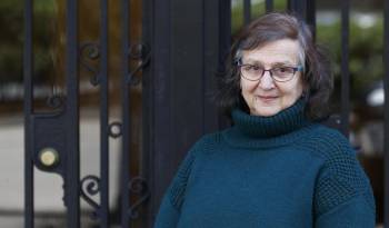 La escritora argentina, Clara Obligado, posa durante la presentación este jueves en Barcelona de su libro de cuentos ‘Tres maneras de decir adiós’.