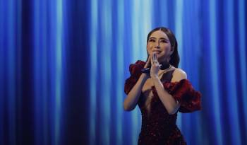 Anne Jakapong Jakrajutatip, propietaria de la multinacional tailandesa JKN Global Group, que organiza Miss Universe, ofrece un discurso durante la ceremonia de coronación de la nueva Miss Universe 2023 hoy, en San Salvador (El Salvador).