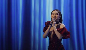 Anne Jakapong Jakrajutatip, propietaria de la multinacional tailandesa JKN Global Group, que organiza Miss Universe, ofrece un discurso durante la ceremonia de coronación de la nueva Miss Universe 2023 hoy, en San Salvador (El Salvador).