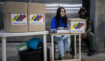 Una funcionaria del Consejo Nacional Electoral (CNE) en una jornada de información por las elecciones presidenciales, en Caracas.