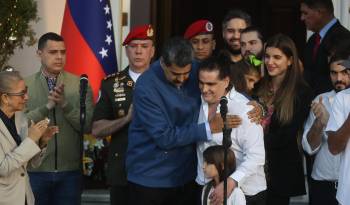 El mandatario de Venezuela, Nicolás Maduro (c-i), recibe hoy en el palacio presidencial de Miraflores, en Caracas (Venezuela), al empresario colombiano Alex Saab (c-d), horas después de ser liberado en Estados Unidos