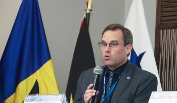 Michael Brennan, presidente del Comité de Huracanes, habla durante la inauguración de la 46 reunión del Comité de Huracanes de la Región IV de la Organización Meteorológica Mundial este lunes, 18 de marzo, en Ciudad de Panamá