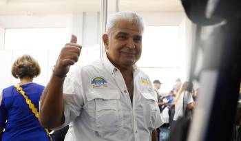 Mulino saluda luego de votar este domingo, en el Centro de Convenciones Atlapa.