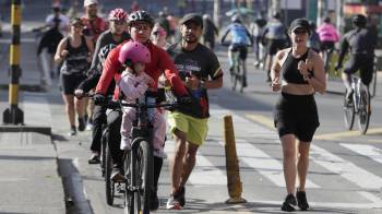 Desde las siete de la mañana hasta las dos de la tarde los ciudadanos pueden “disfrutar del espacio público mientras promueven su bienestar físico y mental”, detalla la Alcaldía de Bogotá en su página web.