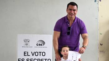 Daniel Noboa al momento de ejercer su derecho al voto.