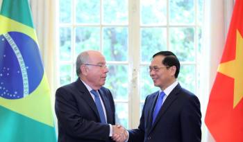 El ministro de Exteriores vietnamita, Bui Thanh Son (derecha), y su homólogo brasileño, Mauro Vieira (izquierda), se saludan este miércoles en al sede del Gobierno en Hanói.