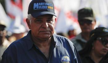El candidato presidencial José Raúl Mulino del partido Realizando Metas participa en una caminata este martes 16 de abril en la ciudad de Panamá.