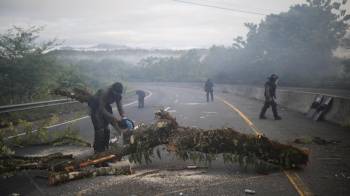 Integrantes de la Unidad de Control de Multitudes de Panamá y manifestantes se enfrentan durante una protesta este miércoles, en Viguí, en Veraguas.