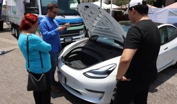 Personas observan vehículos eléctricos durante el tercer Congreso de Movilidad Eléctrica 'E- mobility 2024', este 19 de abril de 2024 en Ciudad de Guatemala (Guatemala).