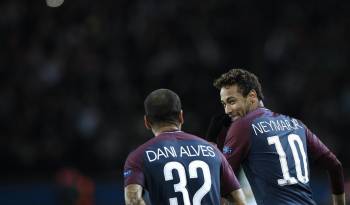 Los brasileños Dani Alves (i) y Neymar, durante su etapa como jugadores del PSG de Francia, en una fotografía de archivo.