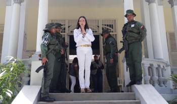 Machado sale del centro de votación Instituto Elena de Bueno luego de votar este domingo, en Caracas.