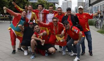 Seguidores españoles antes del partido de fútbol de la Eurocopa 2024 entre España y Croacia en Berlín, Alemania.