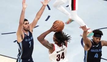 El español Santi Aldama (i) de Memphis Grizzlies defiente ante Jabari Walker (c) de Portland Trail este viernes, en el partido de la NBA entre Memphis Grizzlies y Portland Trail Blazers en el FedEx Forum en Memphis (EE.UU.).