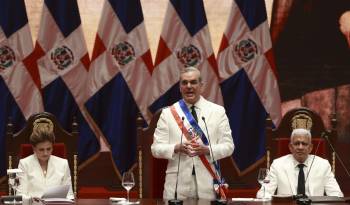 El presidente de República Dominicana, Luis Abinader (c), pronuncia un discurso junto al presidente del Senado, Ricardo de los Santos (d), y la vicepresidenta Raquel Peña durante su investidura.