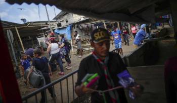 Fotografía de archivo de migrantes en el pueblo de Bajo Chiquito, luego de atravesar por varios días la selva del Darién (Panamá). EFE/ Bienvenido Velasco