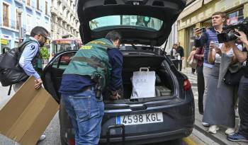 Agentes de la Unidad Central Operativa de la Guardia Civil abandonan este miércoles la vivienda del expresidente de la Real Federación Española de Fútbol Luis Rubiales en la calle Reyes Católicos del centro de Granada, tras proceder con el registro de la misma.