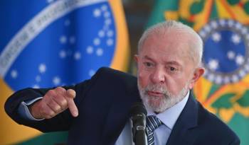 El presidente de Brasil, Luiz Inácio Lula da Silva, habla durante una entrevista con periodistas de agencias de noticias internacionales este lunes, en el Palácio de la Alvorada en Brasilia.